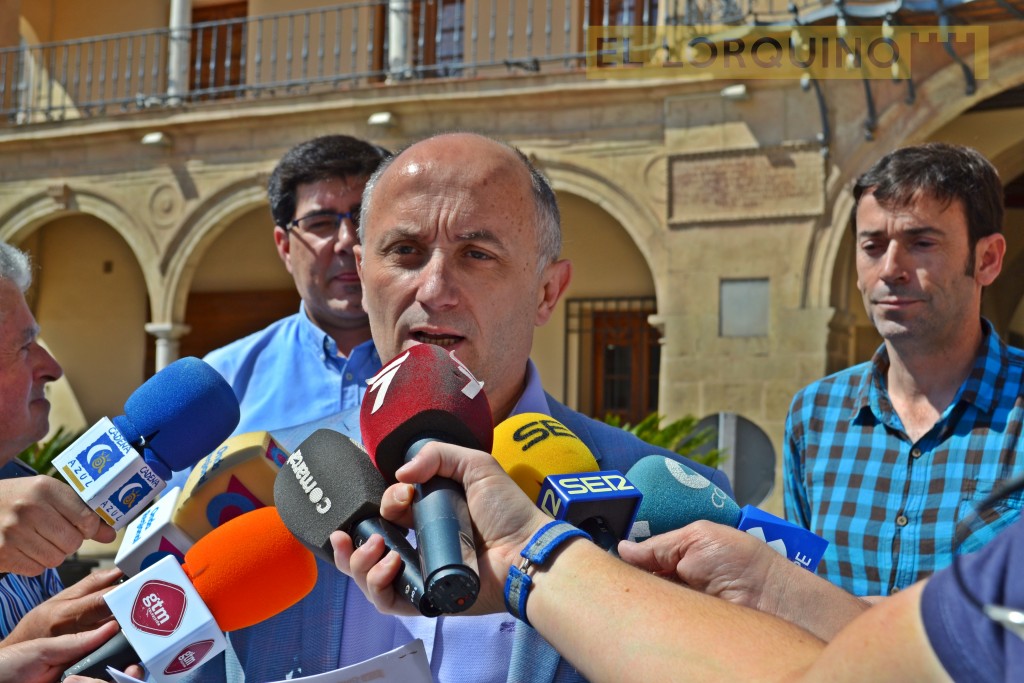 Antonio Meca durante las declaraciones realizadas ayer en la puerta del Ayuntamiento