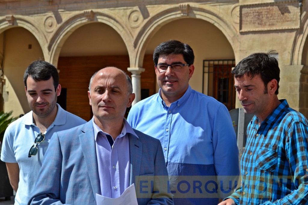Antonio Meca, junto algunos de los componentes de Ciudadanos Lorca. 