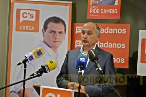 Antonio Meca, lider de Ciudadanos Lorca, durante la rueda de prensa de este lunes. 