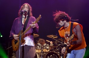 MD43. MADRID, 14/11/08.- Los integrantes de Extremoduro, el cantante Robe Iniesta (i) e Iñaki "Uoho" Antón, durante uno de los dos conciertos que la banda de rock ofrece en el Palacio de los Deportes de Madrid, como cierre de la gira de presentación de su último trabajo, "La ley innata". EFE/Alberto Martín ESPAÑA-CONCIERTO EFE_141108_2327_ACE(0300).jpg