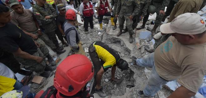 rescatistas terremoto ecuador