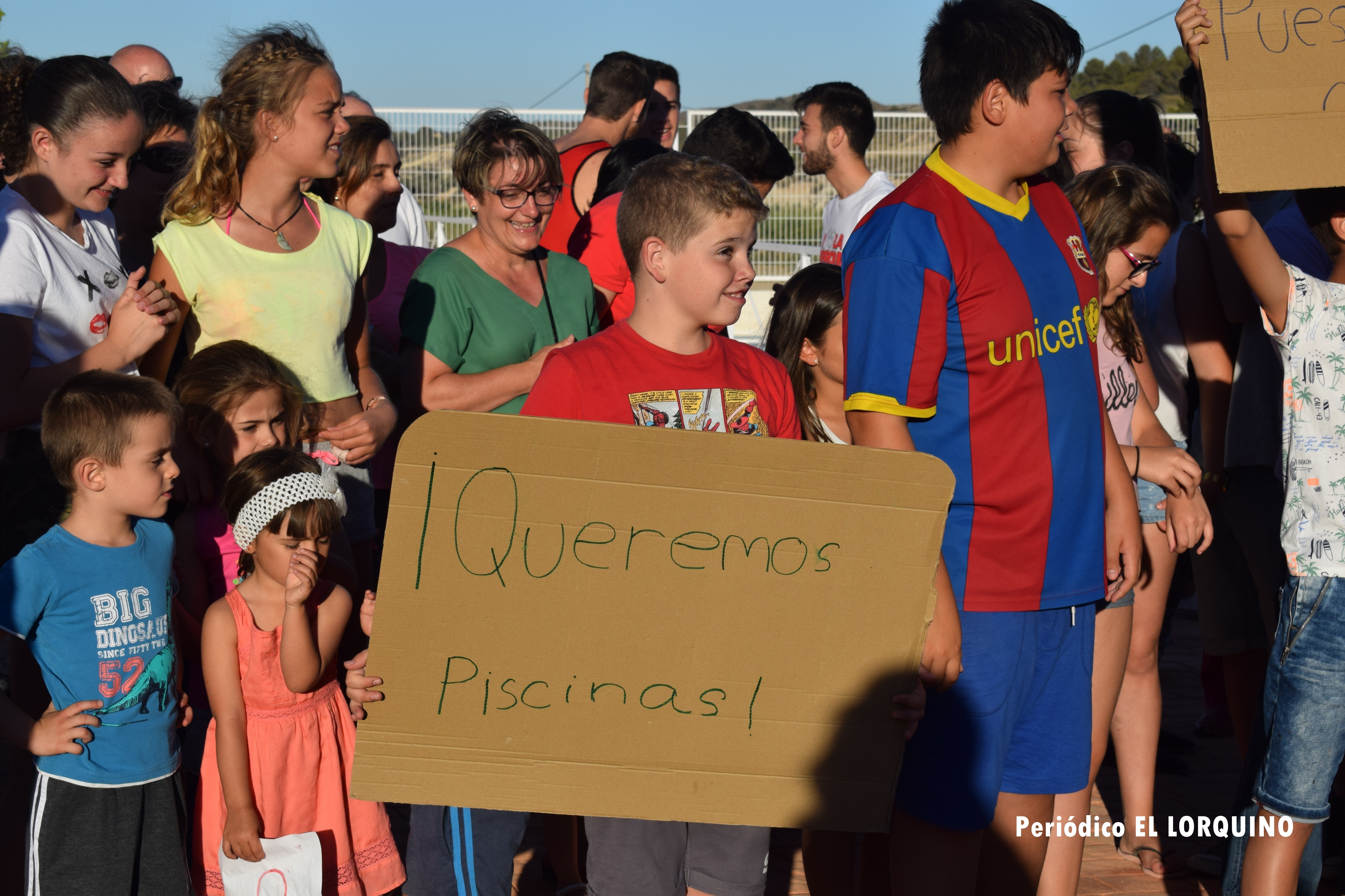 ABUELA MANIFESTANDOSE EN LA PARROQUIA PISCINA 1