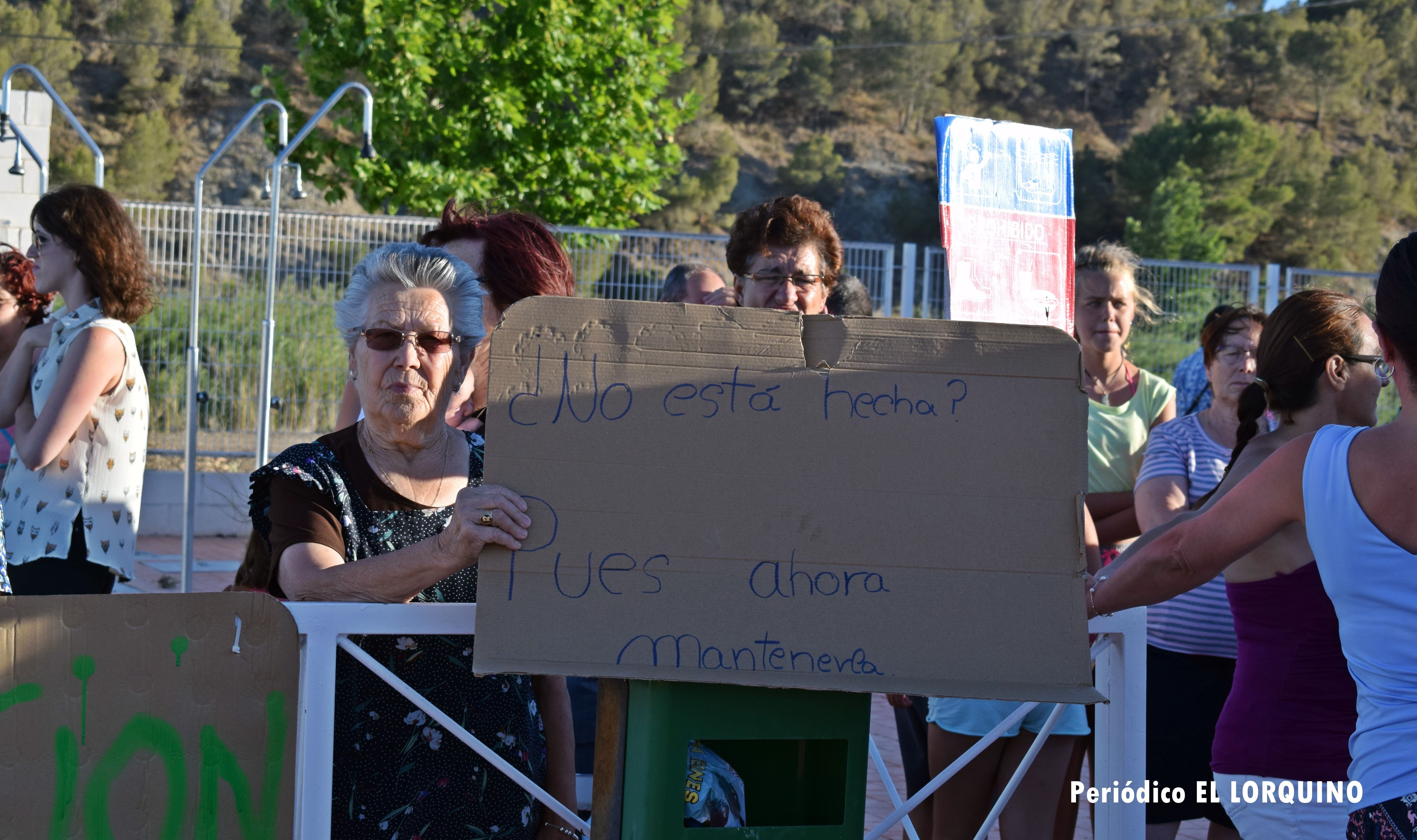 ABUELA MANIFESTANDOSE EN LA PARROQUIA PISCINA