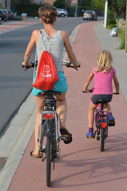 cyclists-885609_640